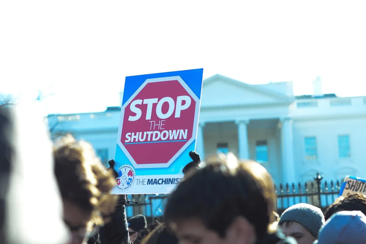 Protes shutdown di depan Gedung Putih pada 2019.