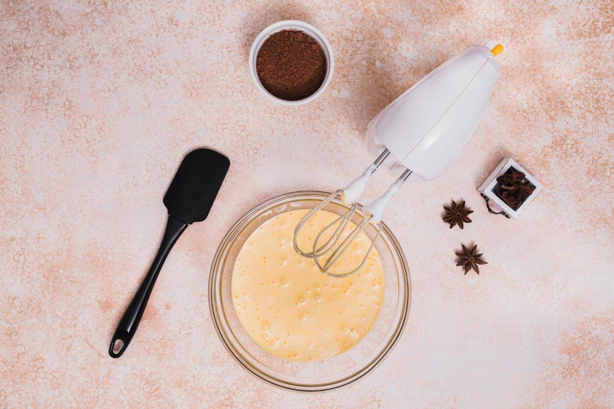 ilustrasi mikser dan spatula 