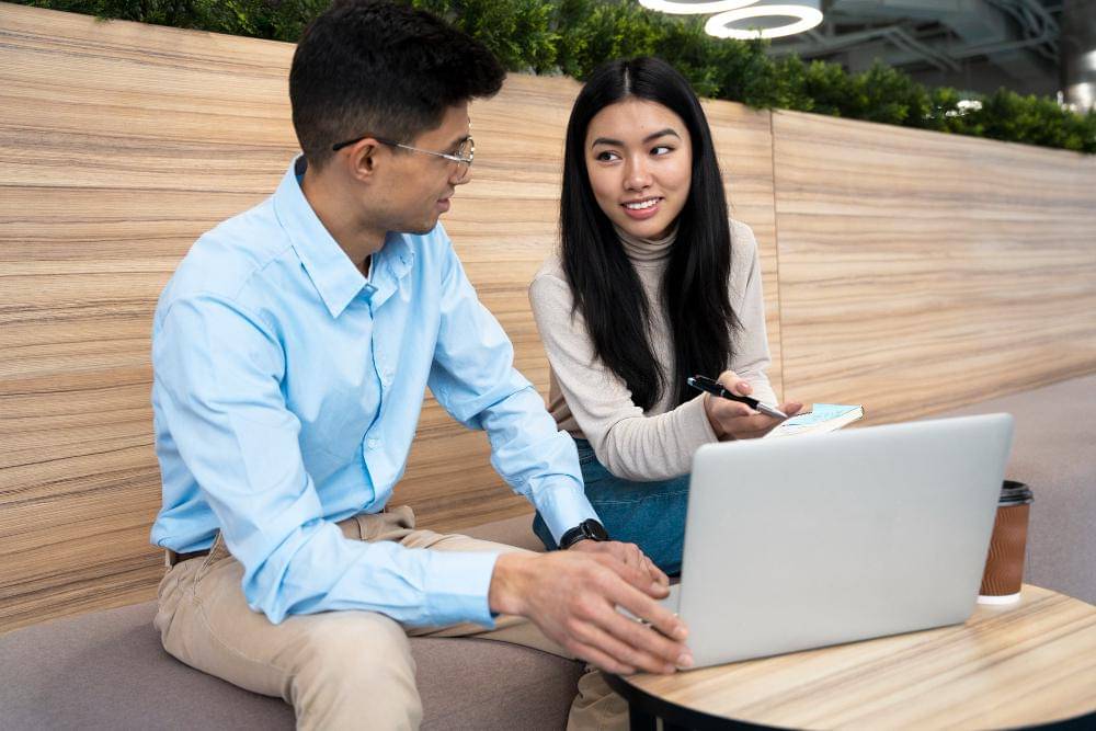 ilustrasi orang berdiskusi