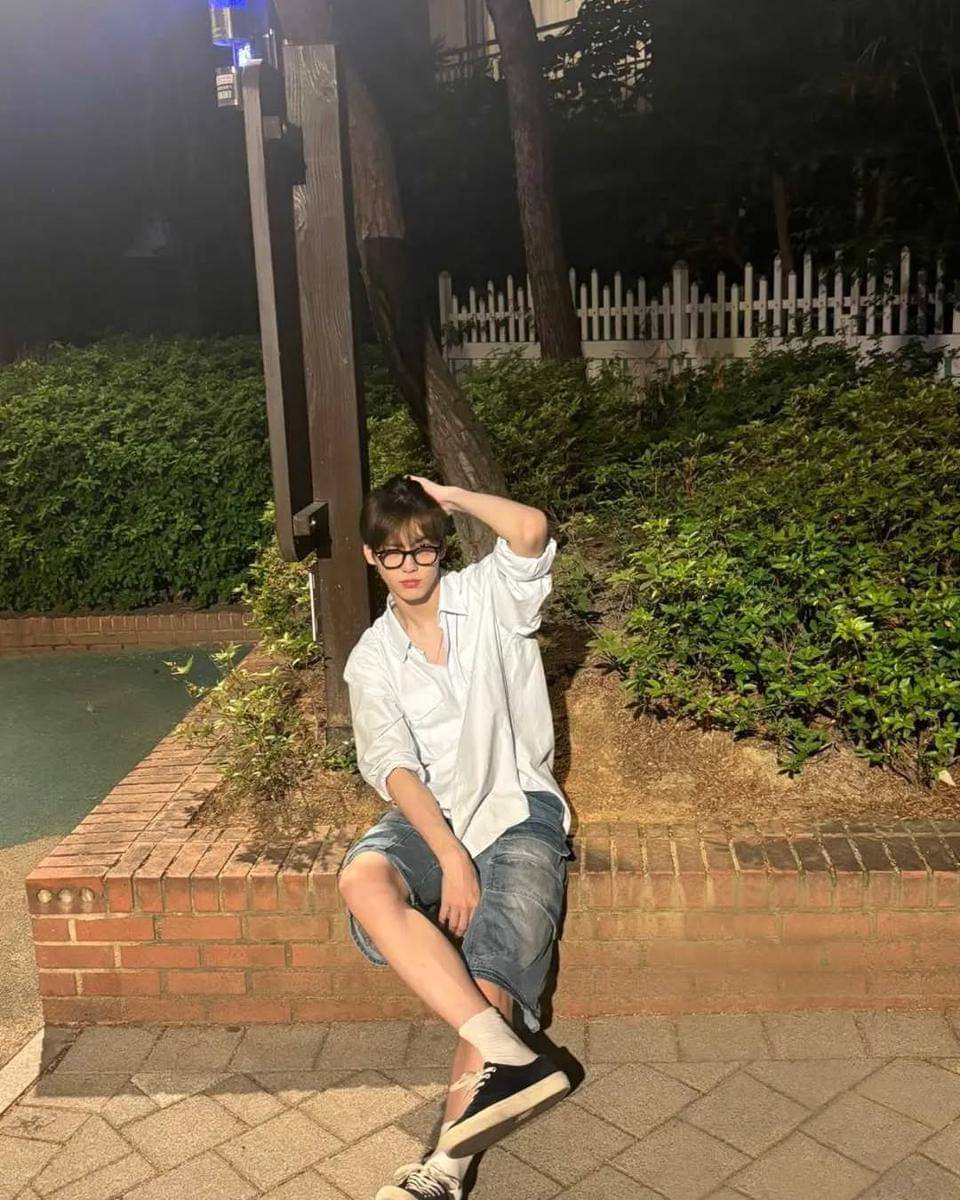 ide padu padan celana jeans ala Soobin TXT