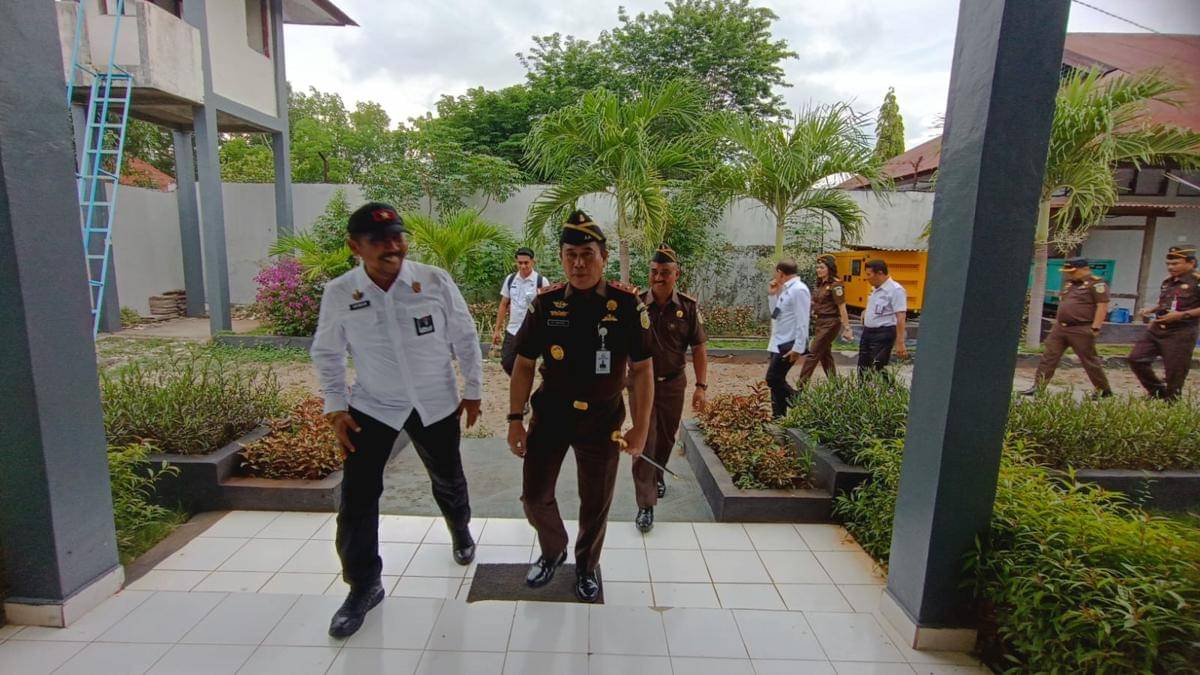 Kepala Kanwil Ditjenpas NTT Ketut Akbar Herry Achjar menyambut Kajati NTT, Roch Adi Wibowo. (Dok Kejati NTT)