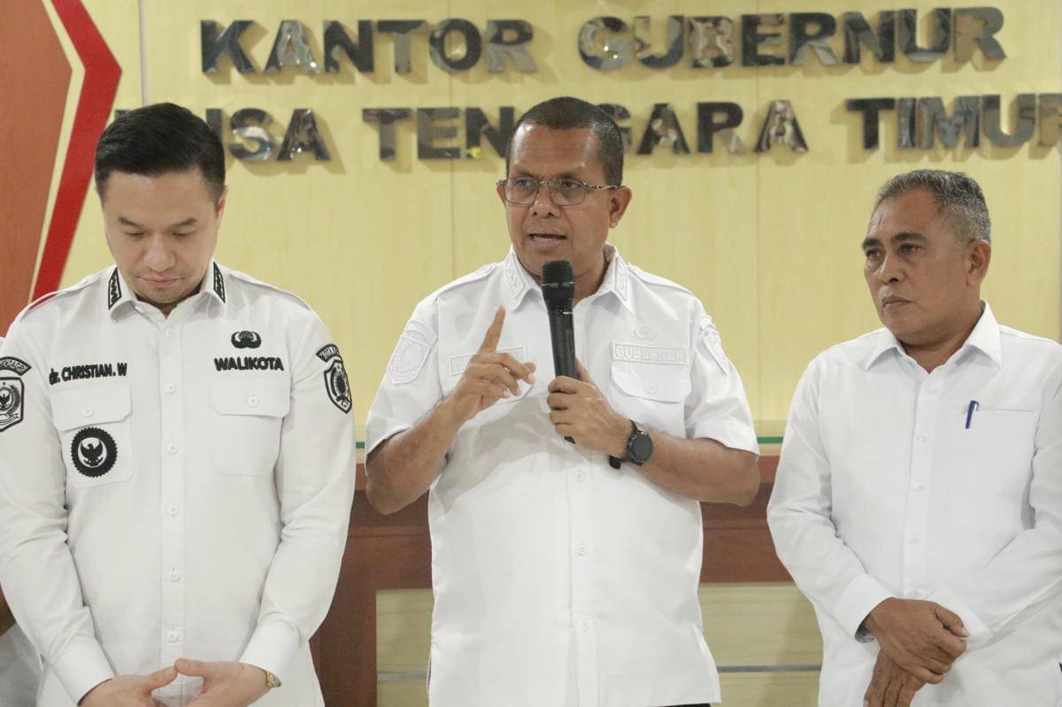  Gubernur NTT Melki Laka Lena mengumumkan direksi dan komisaris baru Bank NTT. (Dok Humas Pemprov NTT)