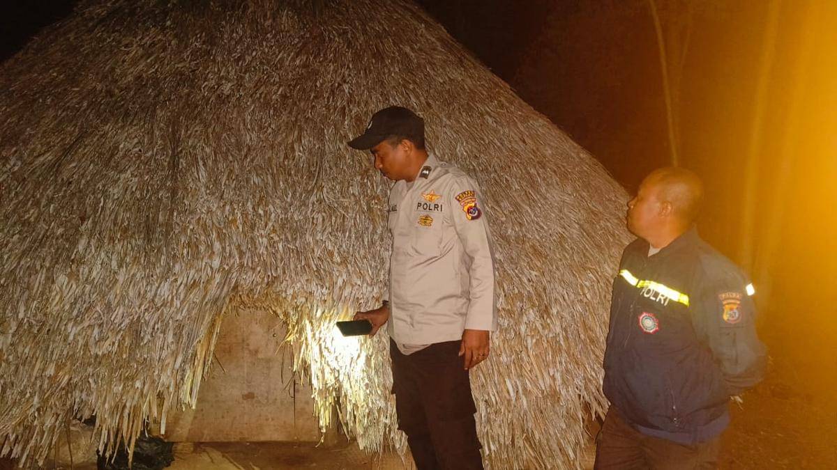 Polisi mendatangi tempat tewasnya bayi yang baru lahir Akib ditutupi bantal oleh ibunya. (Dok Polres Kupang)