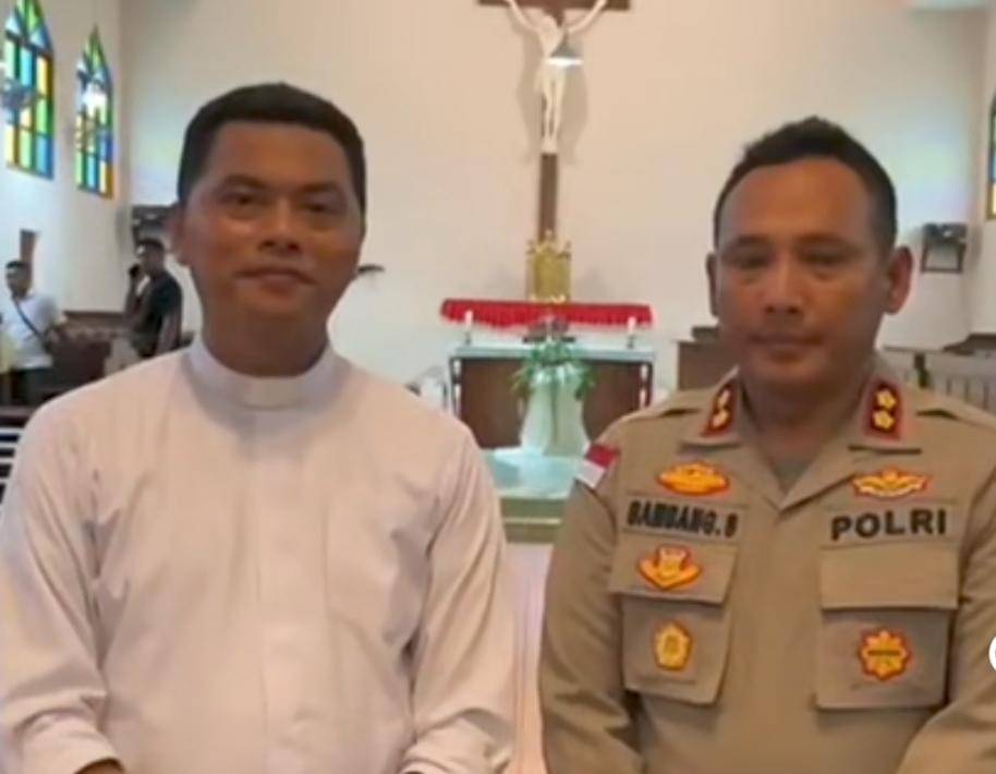 Sekretaris Keuskupan Maumere, RD Yakobus Donisius Migo (kiri) bersama Kapolres Sikka. (Dok Polres Sikka)