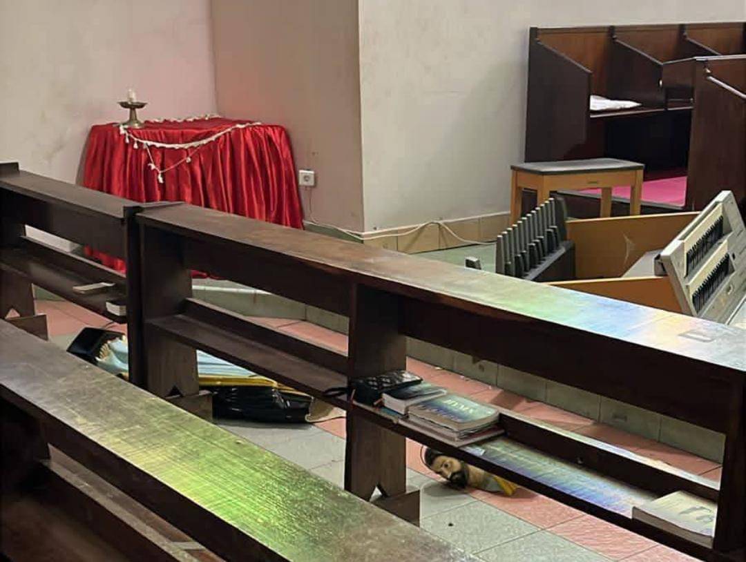 Kerusakan dalam Kapela Biara Karmel di Maumere. (Dok Istimewa)
