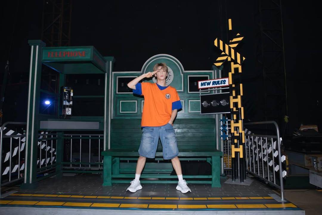 ide padu padan celana jeans ala Soobin TXT