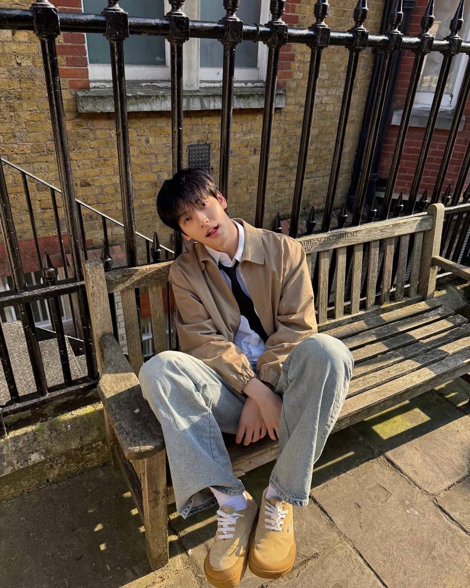 ide padu padan celana jeans ala Soobin TXT