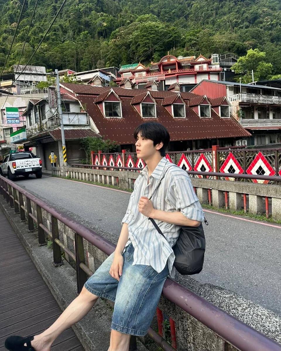 ide padu padan celana jeans ala Soobin TXT