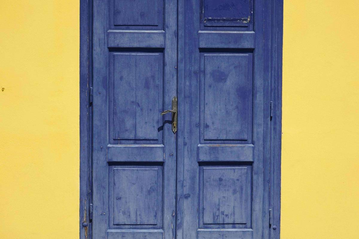 cat rumah kuning dan biru navy