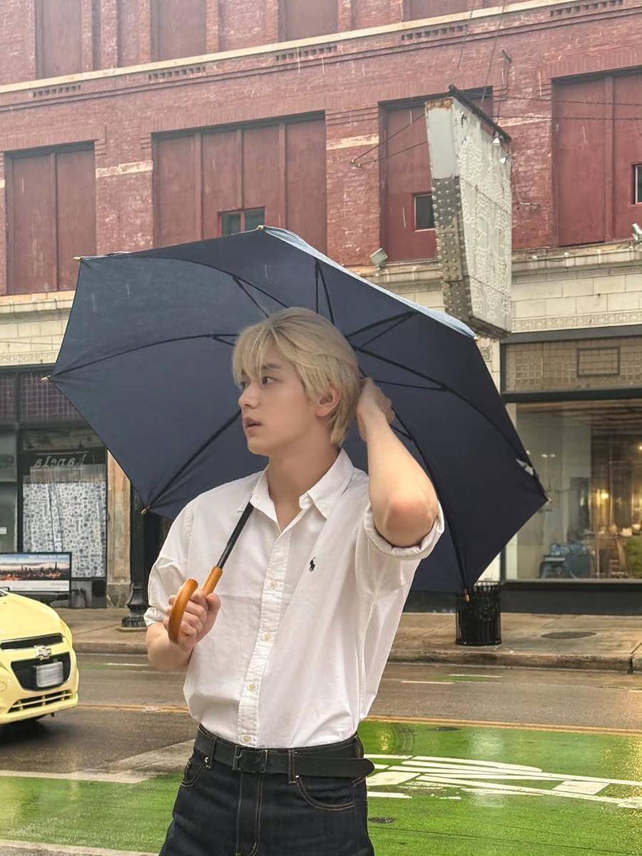 ide padu padan celana jeans ala Soobin TXT