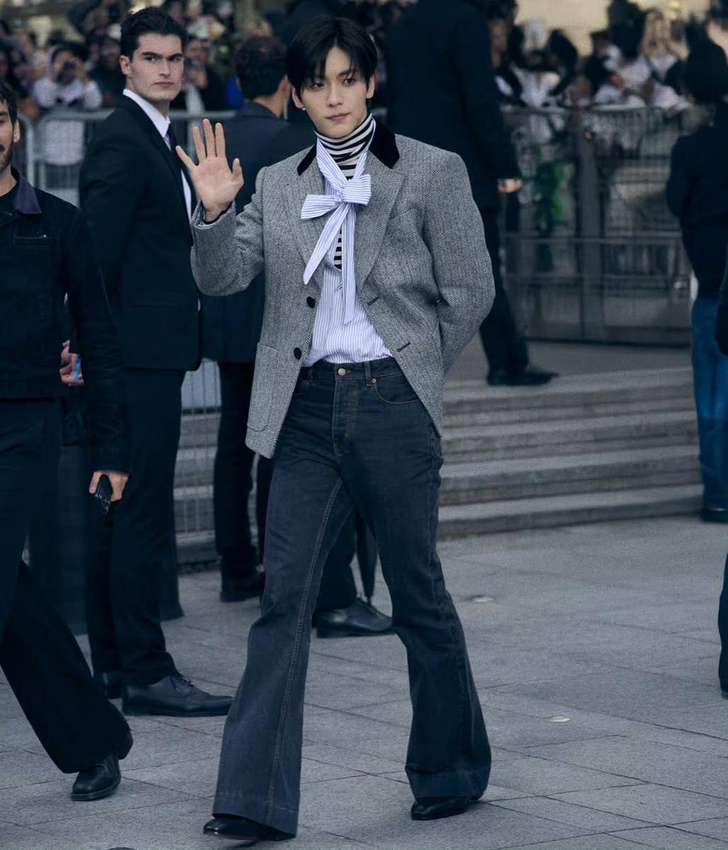 ide padu padan celana jeans ala Soobin TXT