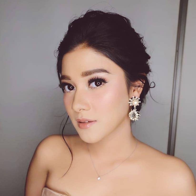 inspirasi hairdo elegan ala Naysilla Mirdad 