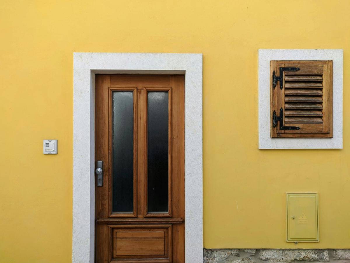 cat rumah kuning dan warna kayu 
