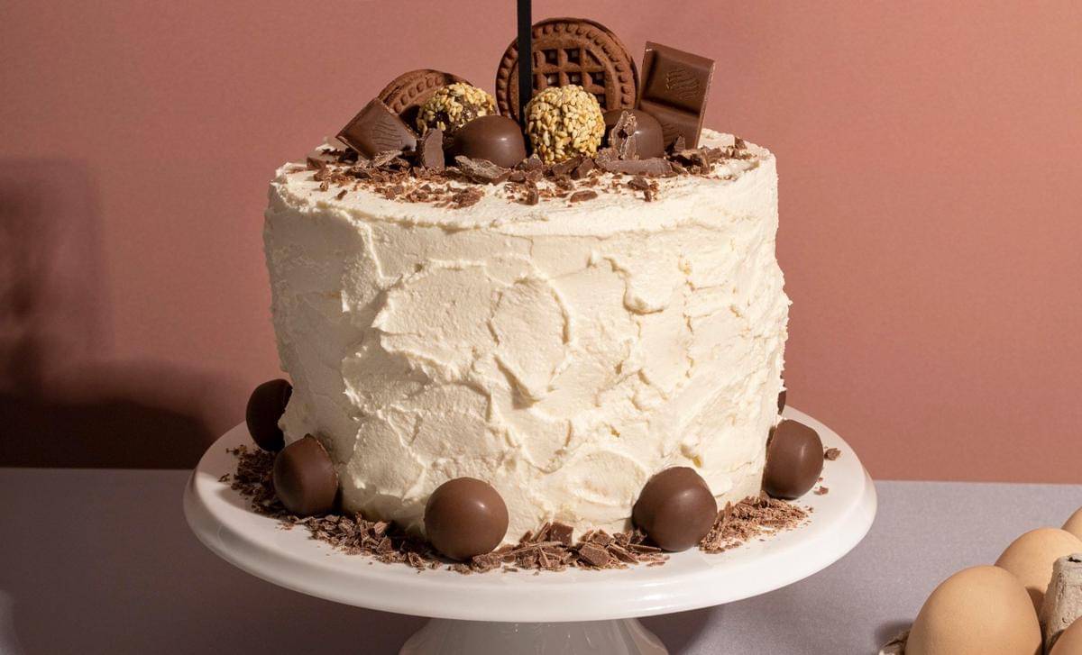 ilustrasi kue ulang tahun dengan topping cokelat