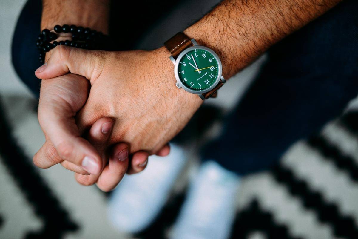 ilustrasi pria dengan jam tangan kulit