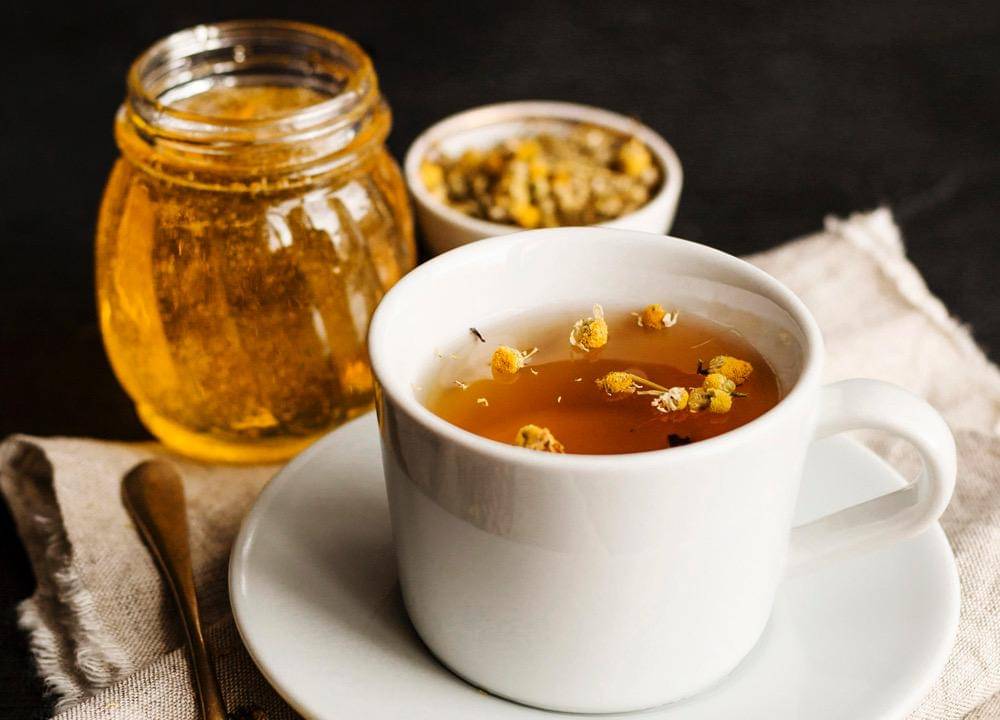 ilustrasi teh yang diberi tambahan madu 