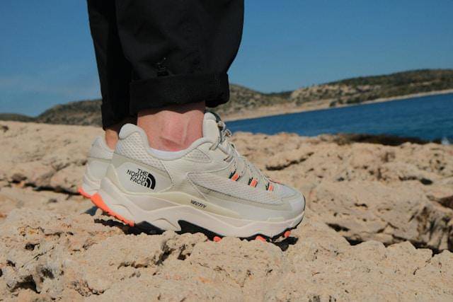 ilustrasi sepatu The North Face original 