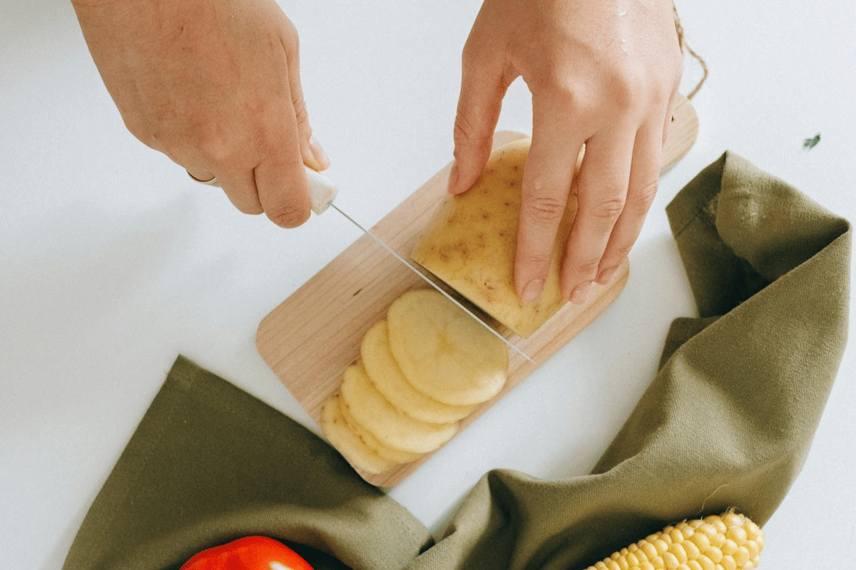 ilustrasi memotong kentang