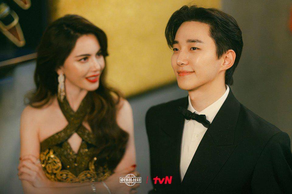 Davika Hoorne dan Lee Junho di Typhoon Family