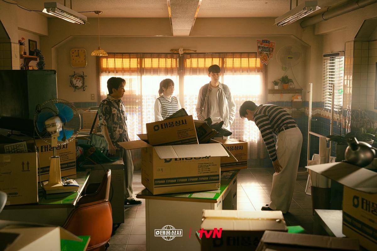 cuplikan drama Typhoon Family