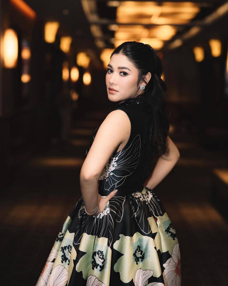 inspirasi hairdo elegan ala Naysilla Mirdad 