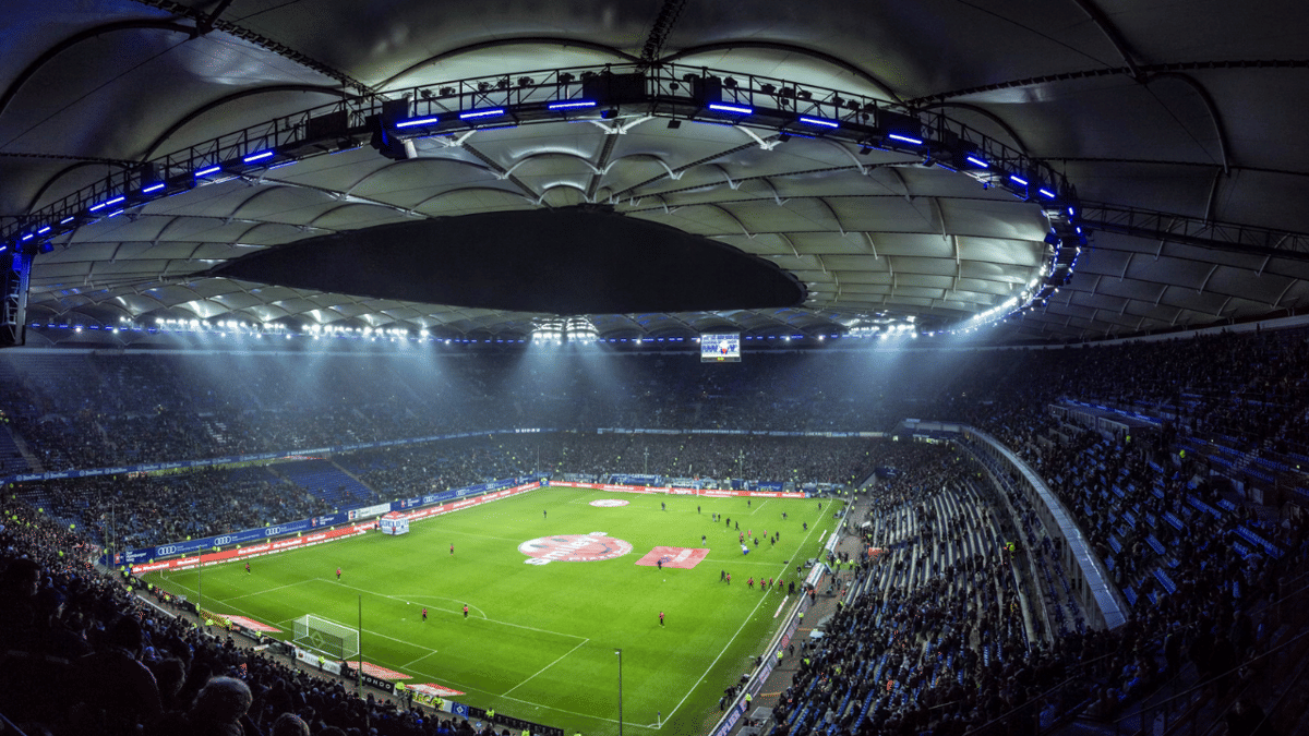 ilustrasi suasana pertandingan di kandang Hamburger SV, Volksparkstadion