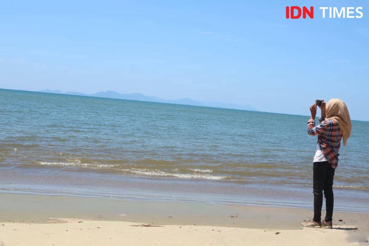 Wisatawan menikmati keindahan pantai Barus (Mangara Wahyudi)