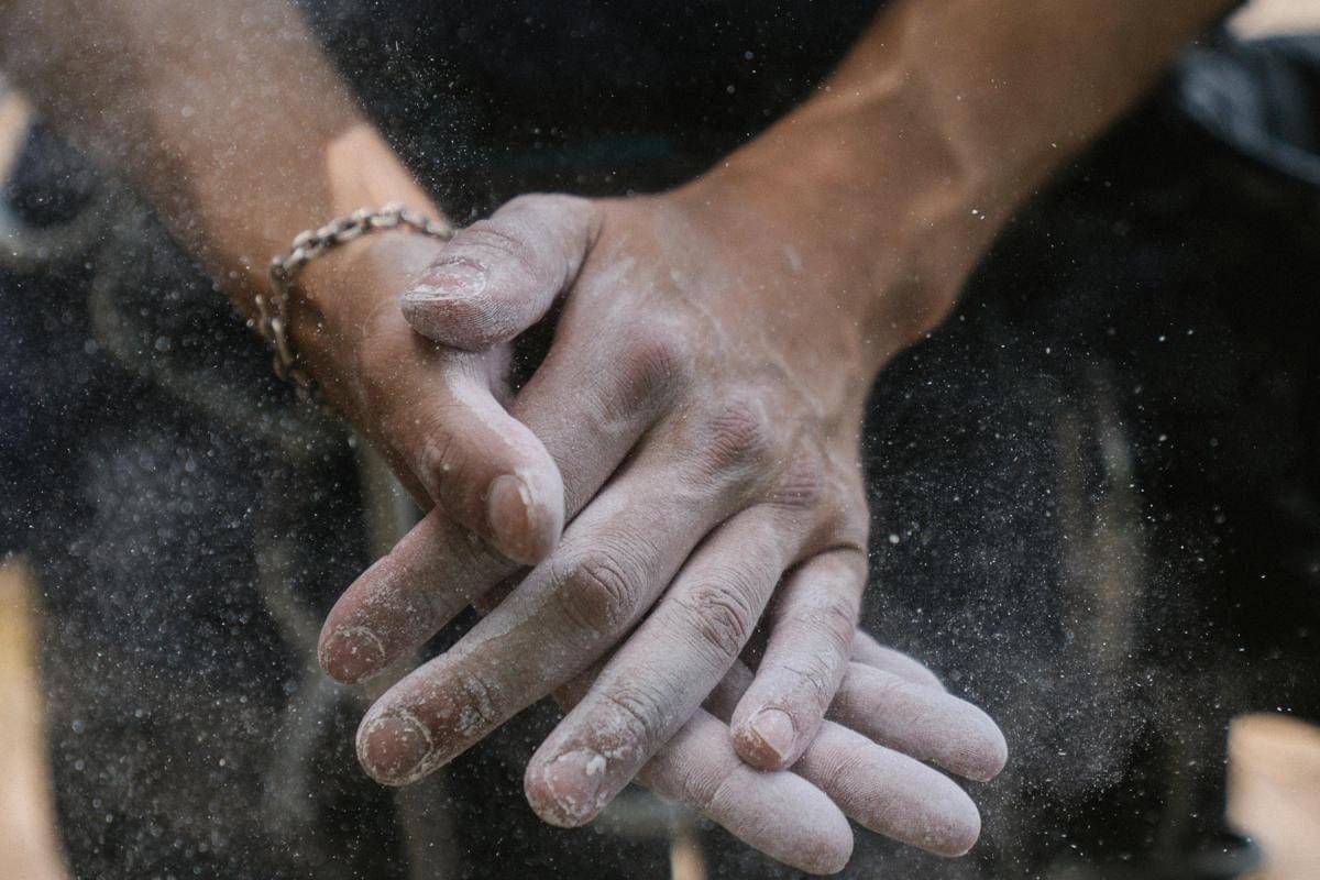 ilustrasi tangan terkena kapur (pexels.com/KatyaWofl)