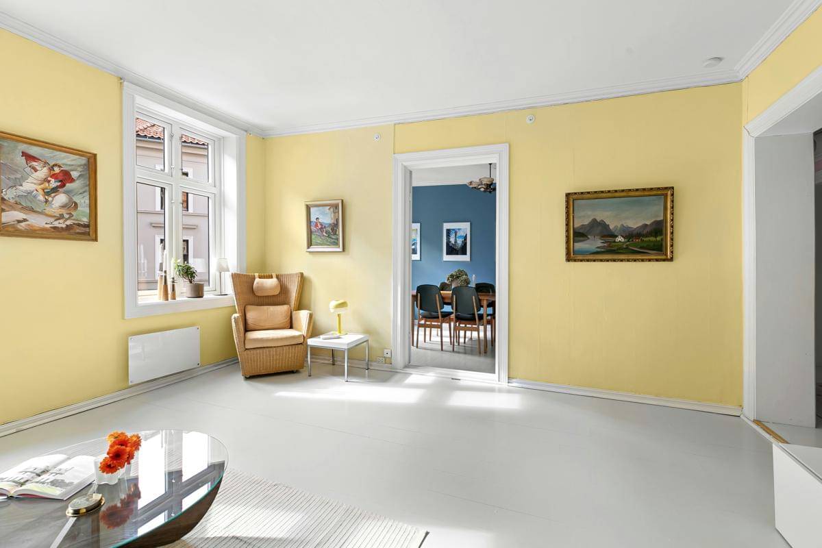 cat rumah kuning dan putih