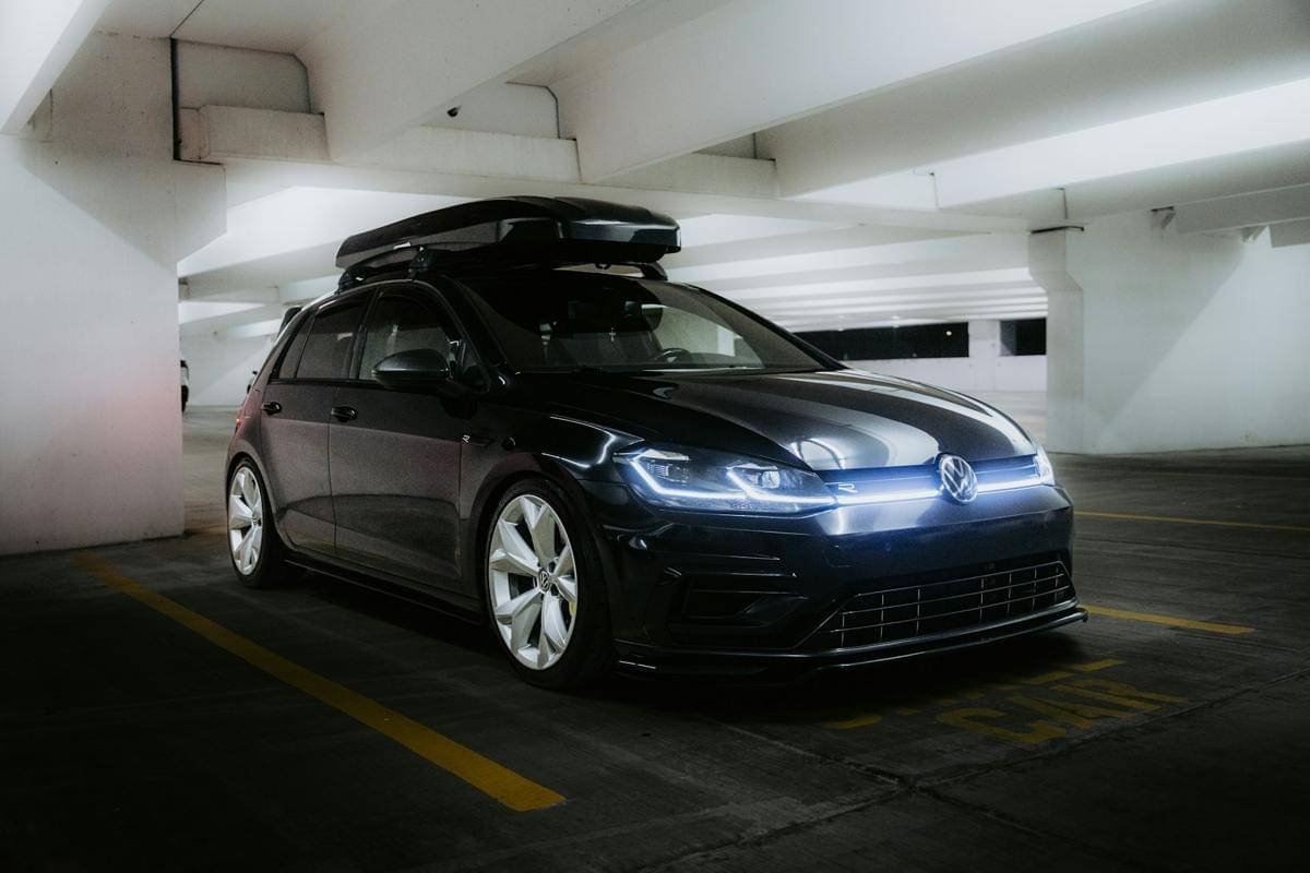 ilustrasi mobil dengan roof box