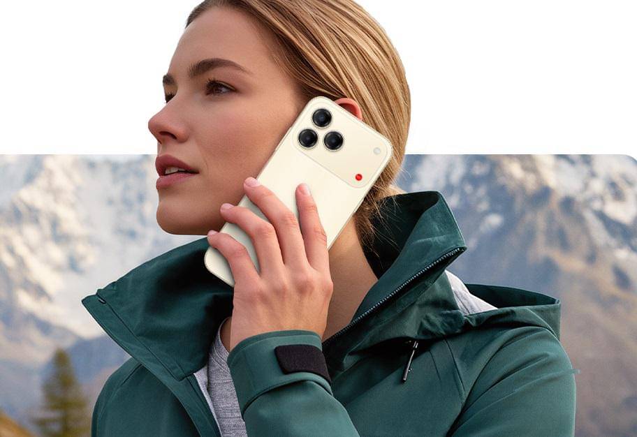 Seseorang bertelepon dengan memakai ZTE nubia V80 Design