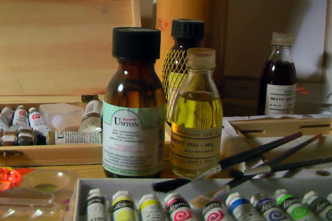 ilustrasi turpentin untuk membersihkan cat berbasis minyak