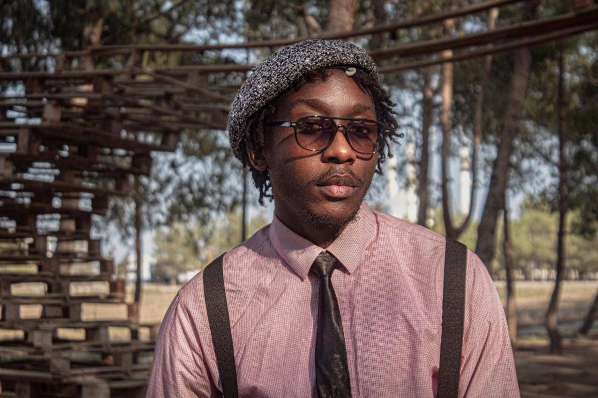 ilustrasi pria dengan kacamata aviator