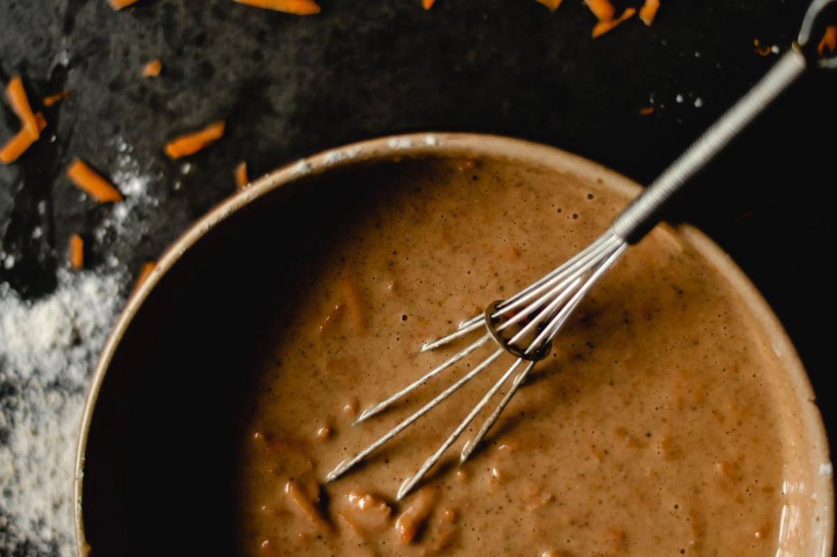 ilustrasi mengaduk adonan