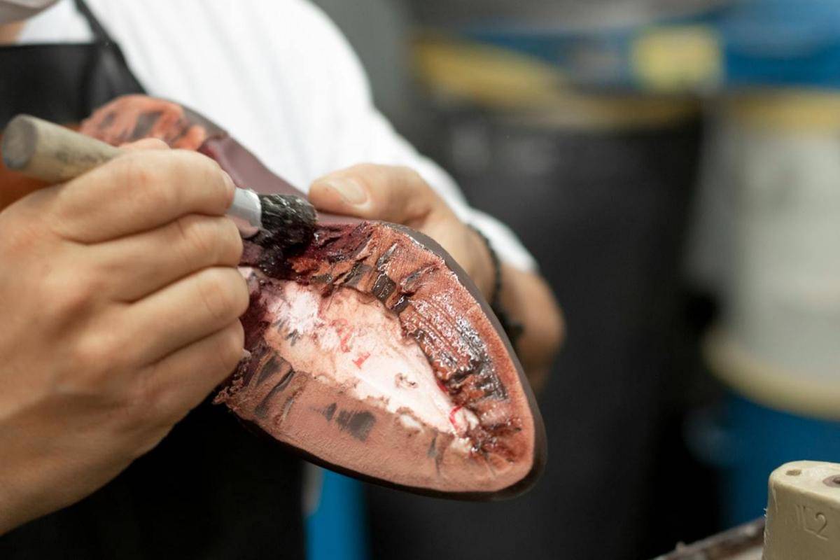 ilustrasi sepatu pria 