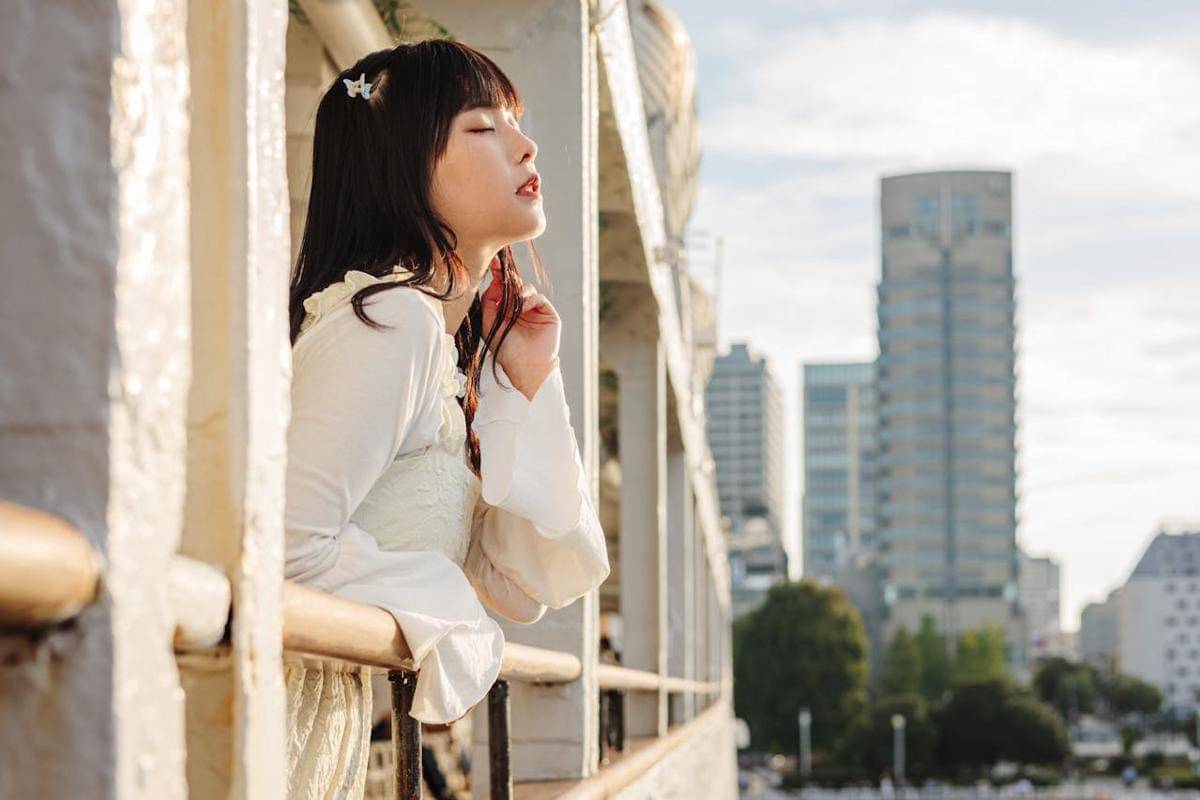 Seorang wanita sedang memandang langit.