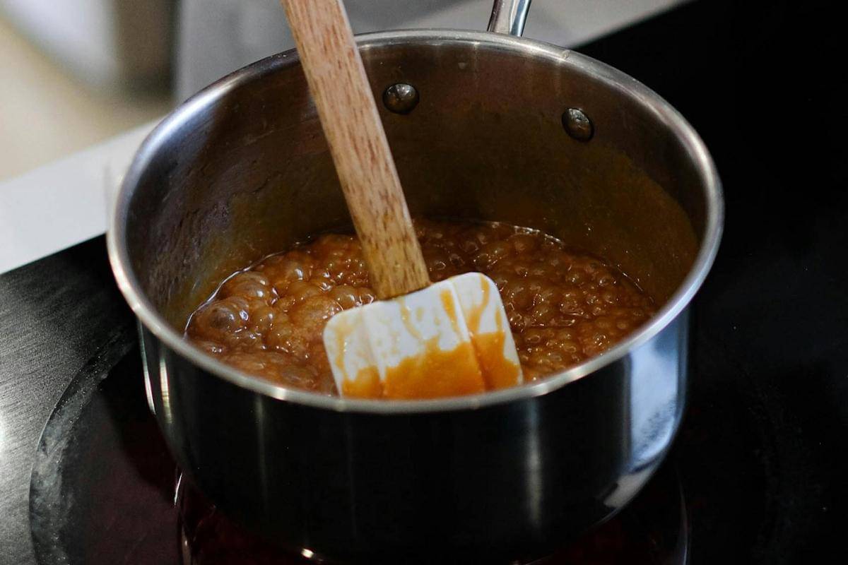 ilustrasi mengaduk adonan