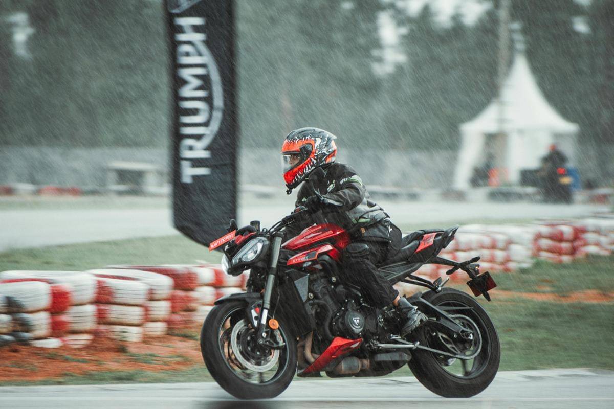 ilustrasi naik motor