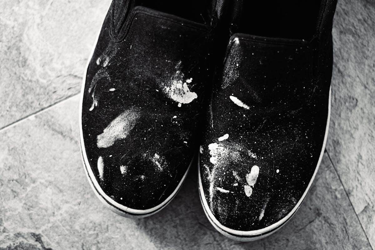 ilustrasi cara menghilangkan cat di sepatu 