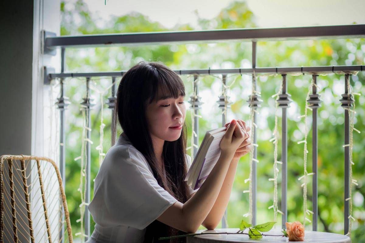 ilustrasi membaca buku 