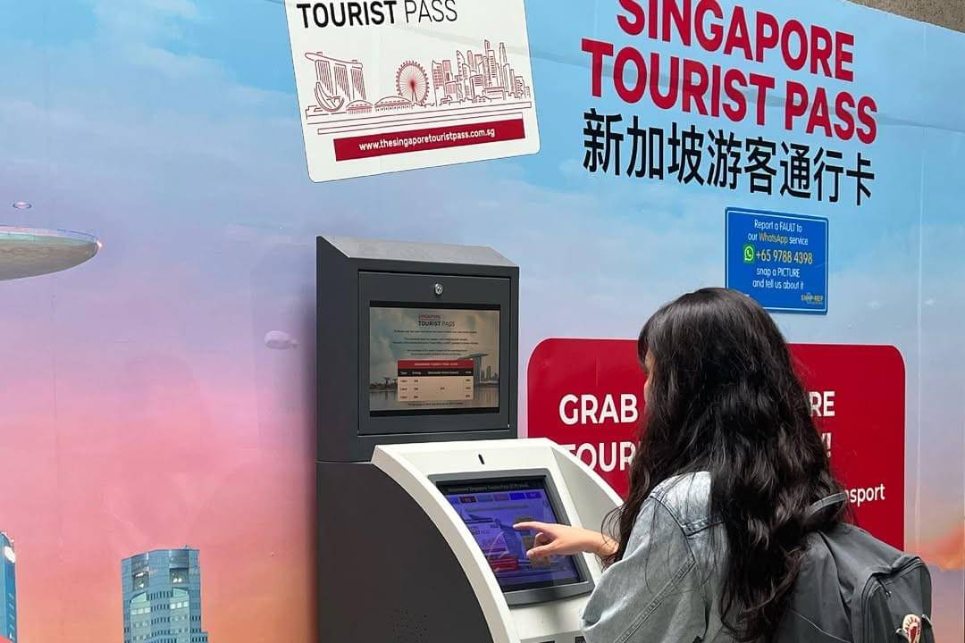 ilustrasi orang membeli kartu Singapore Tourist Pass 