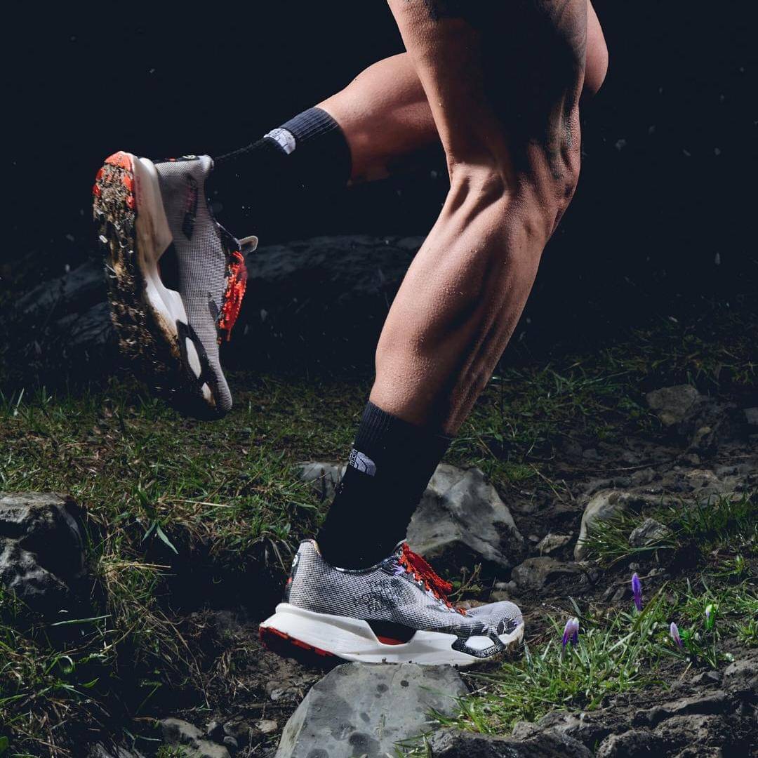 ilustrasi sepatu The North Face original 