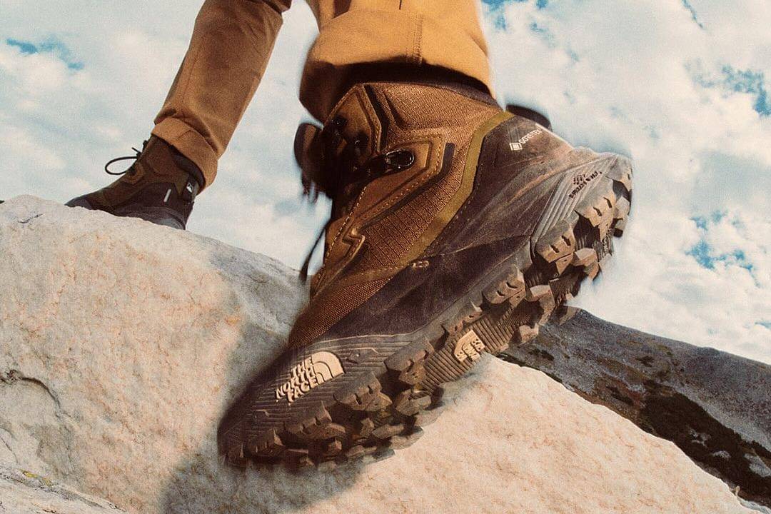 ilustrasi sepatu The North Face original 