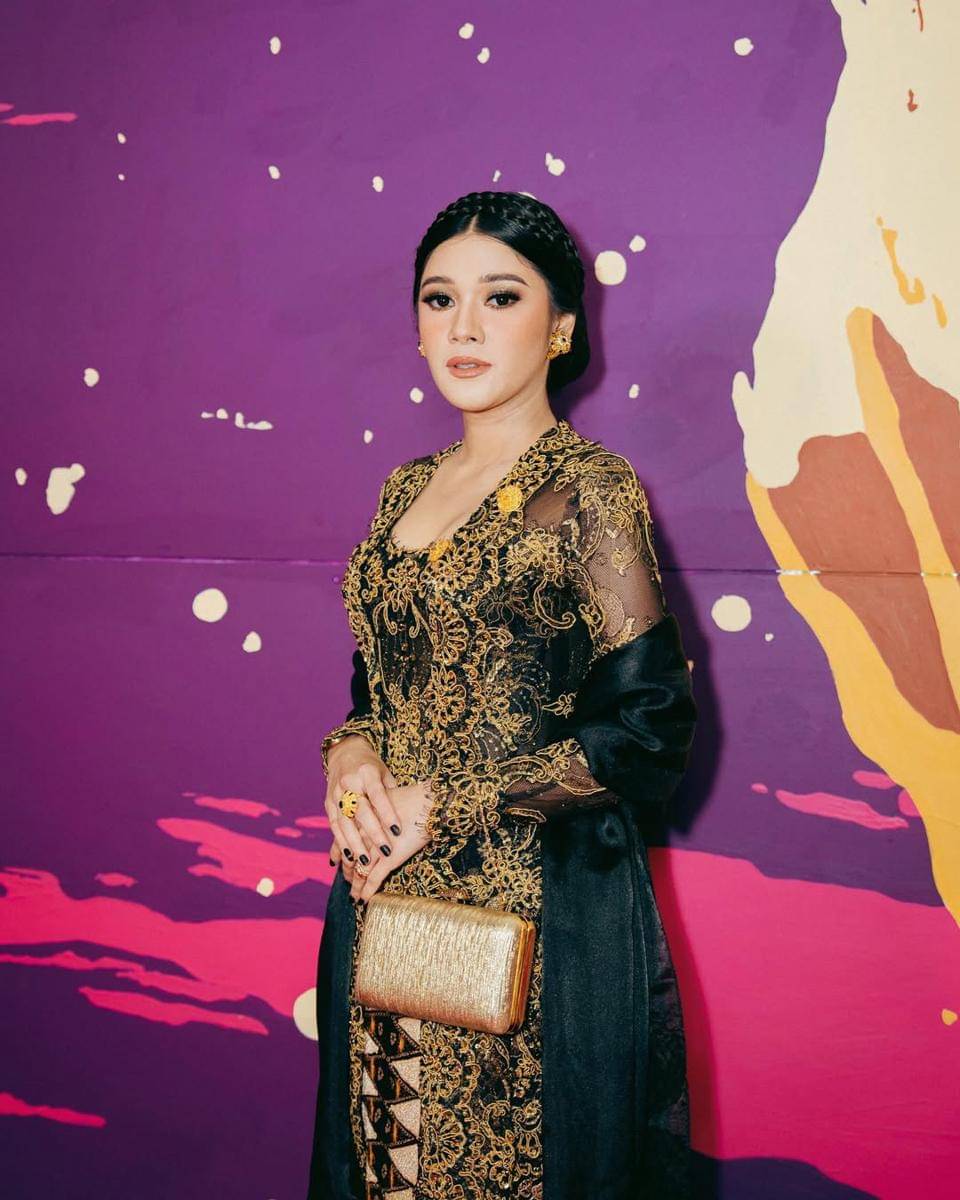 inspirasi hairdo elegan ala Naysilla Mirdad 