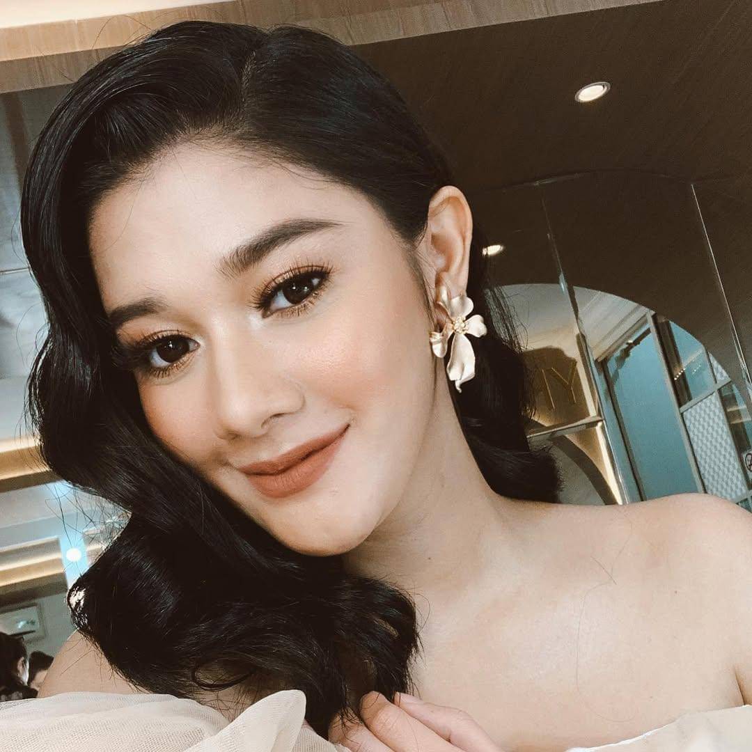 inspirasi hairdo elegan ala Naysilla Mirdad 