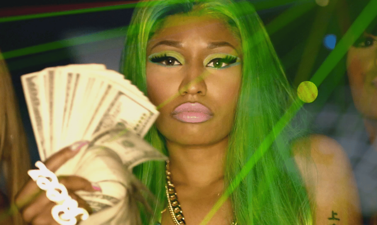 Nicki Minaj dalam musik video "Beez in the Trap"