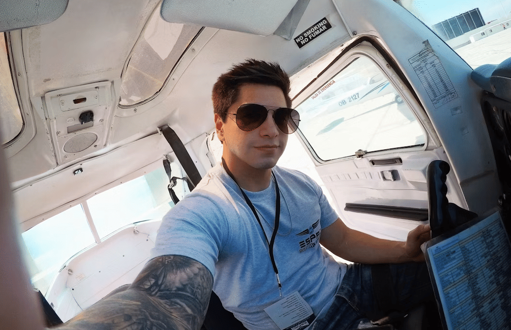 ilustrasi pria dengan kacamata aviator