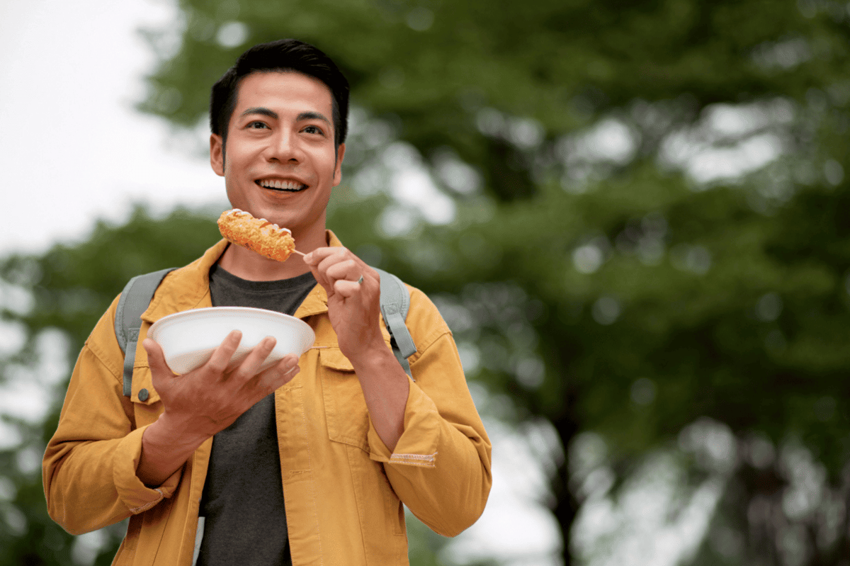 ilustrasi pria menjelajahi street food