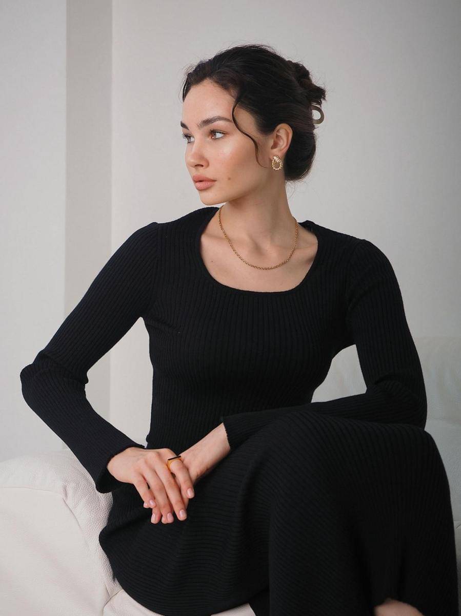 Ilustrasi perempuan bergaun hitam