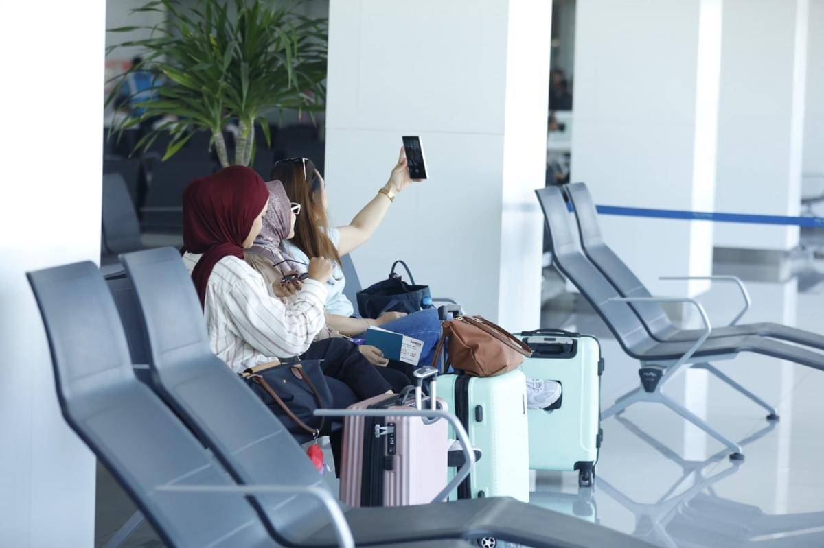 Seorang perempuan memakai telepon genggamnya saat di ruan tunggu Bandara Ahmad Yani Semarang. (IDN Times Dok Humas Bandara Ahmad Yani Semarang) 